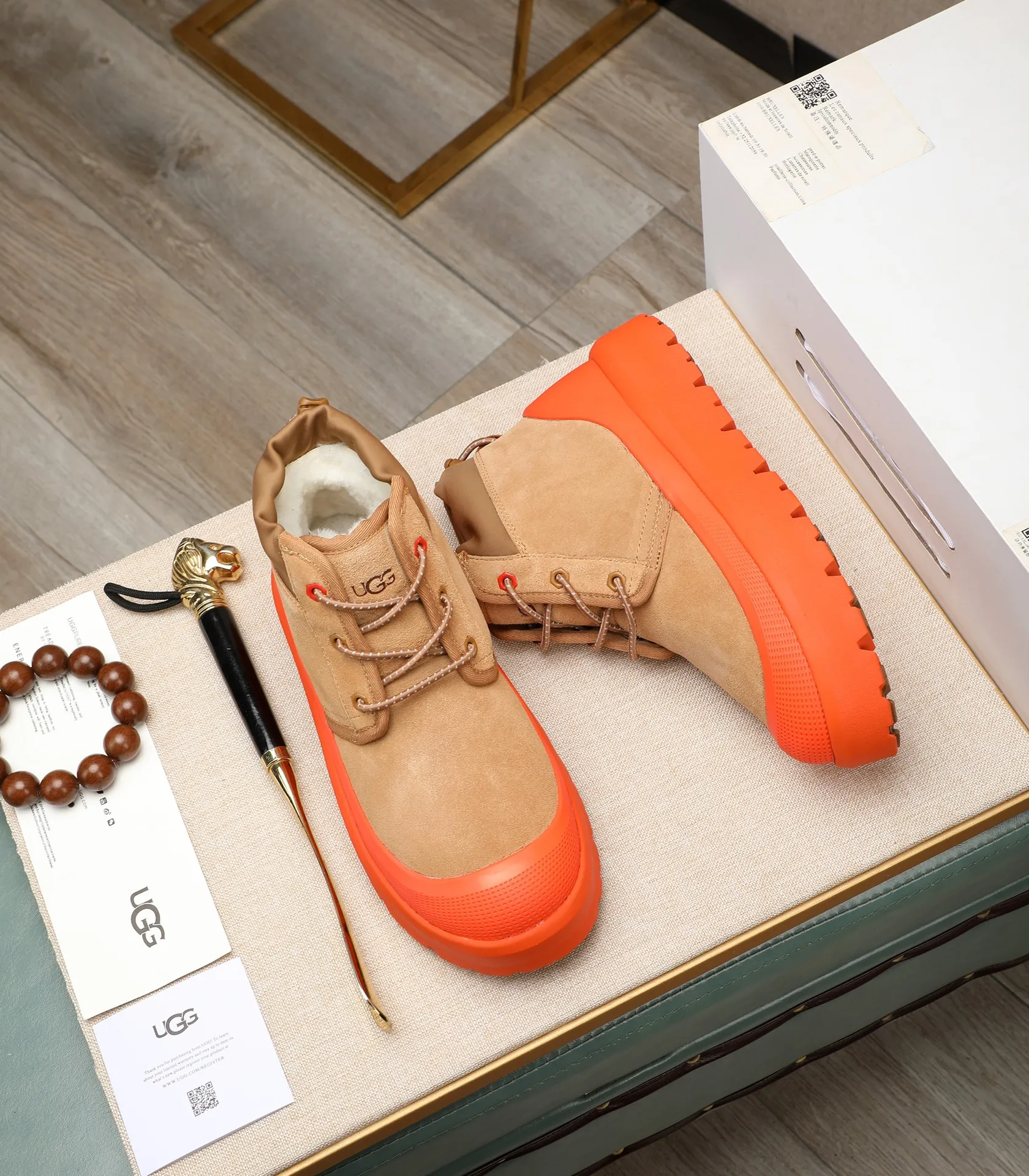 Men's shoes 💰580 (same style for men and women) Please pay attention to the quality of the original order and compare the thickness of the wool 🏮🏮The popular UGG is from Australia's warm luxury brand men's shoes, the official website is synchronized, Beckham men's style..., made of imported first-layer waxed cowhide, waxed toe cap, Australian real wool velvet lining Carefully sewn...Imported rubber Martin boots outsoles (comfortable, soft and wear-resistant). I really like the quality..Exquisite workmanship. You won't be able to put it down at first sight. Sizes 35-44